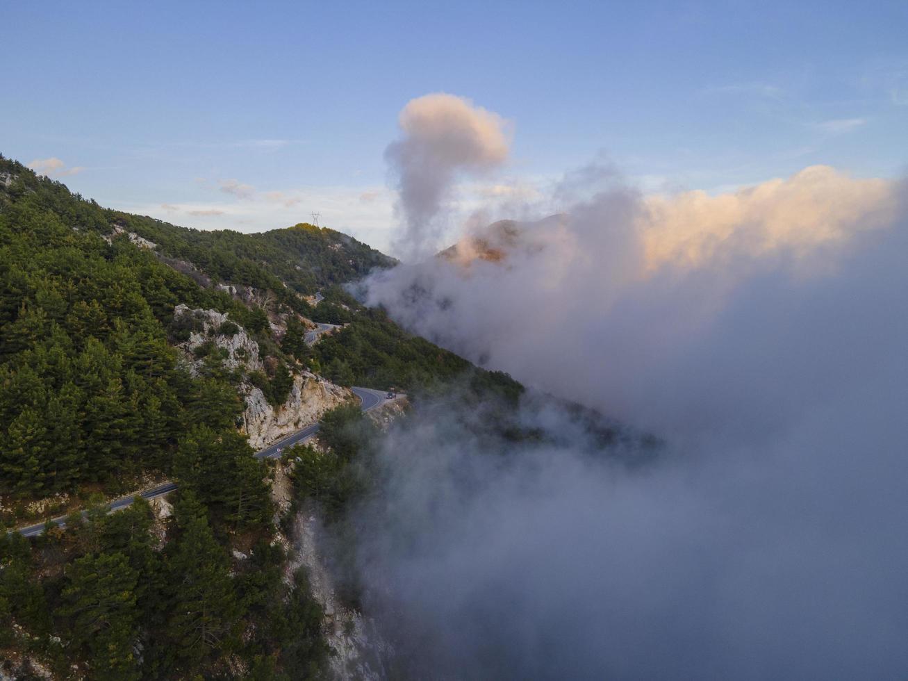 vue imprenable sur les nuages et la route depuis l'antenne dans la nature photo