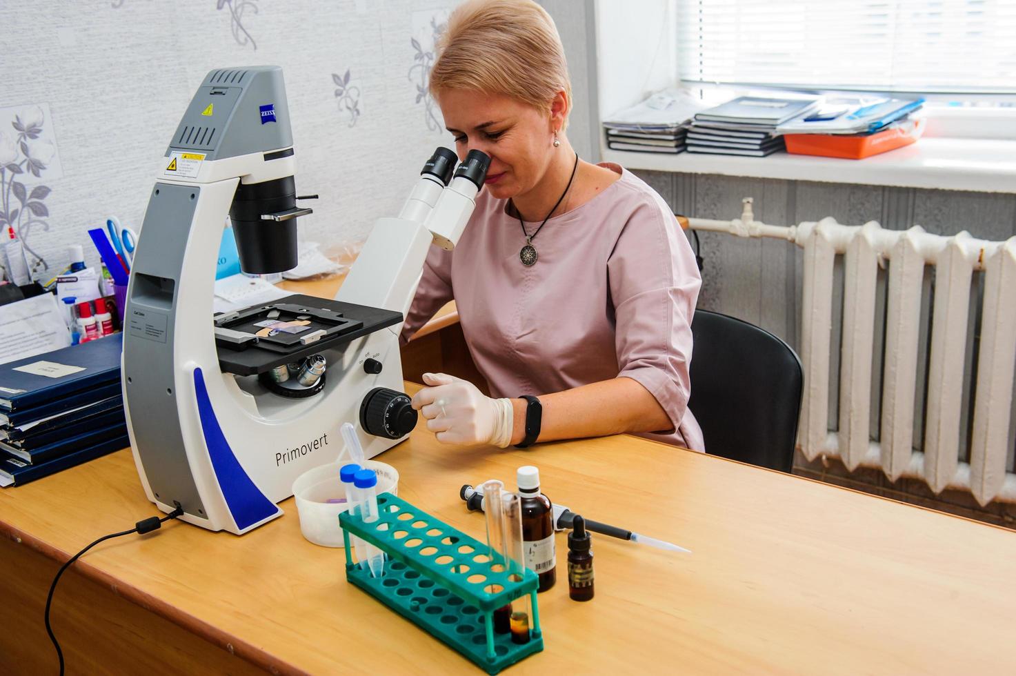 vinnitsa, ukraine .25 octobre 2022 chercheur en endoscope faisant des recherches dans un laboratoire. scientifique faisant des tests biologiques en laboratoire. médecin faisant une analyse médicale sur machine. création d'un concept de vaccin. photo