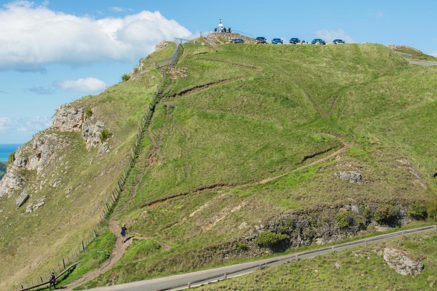 le sentier du sommet jusqu'au sommet du pic te mata, région de la baie de hawke, nouvelle-zélande. photo