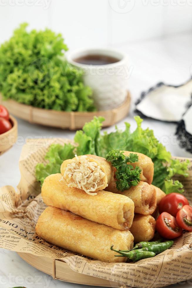 sosis solo ou crêpe aux œufs frits avec garniture de poulet haché. photo