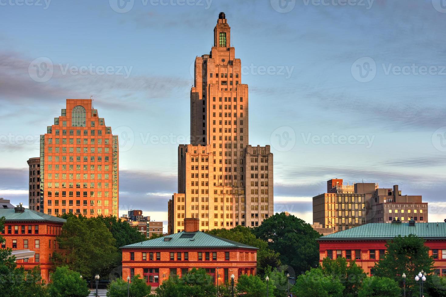 111 rue westminster à providence, rhode island au coucher du soleil. à 428 pieds, c'est le plus haut bâtiment de la providence. photo