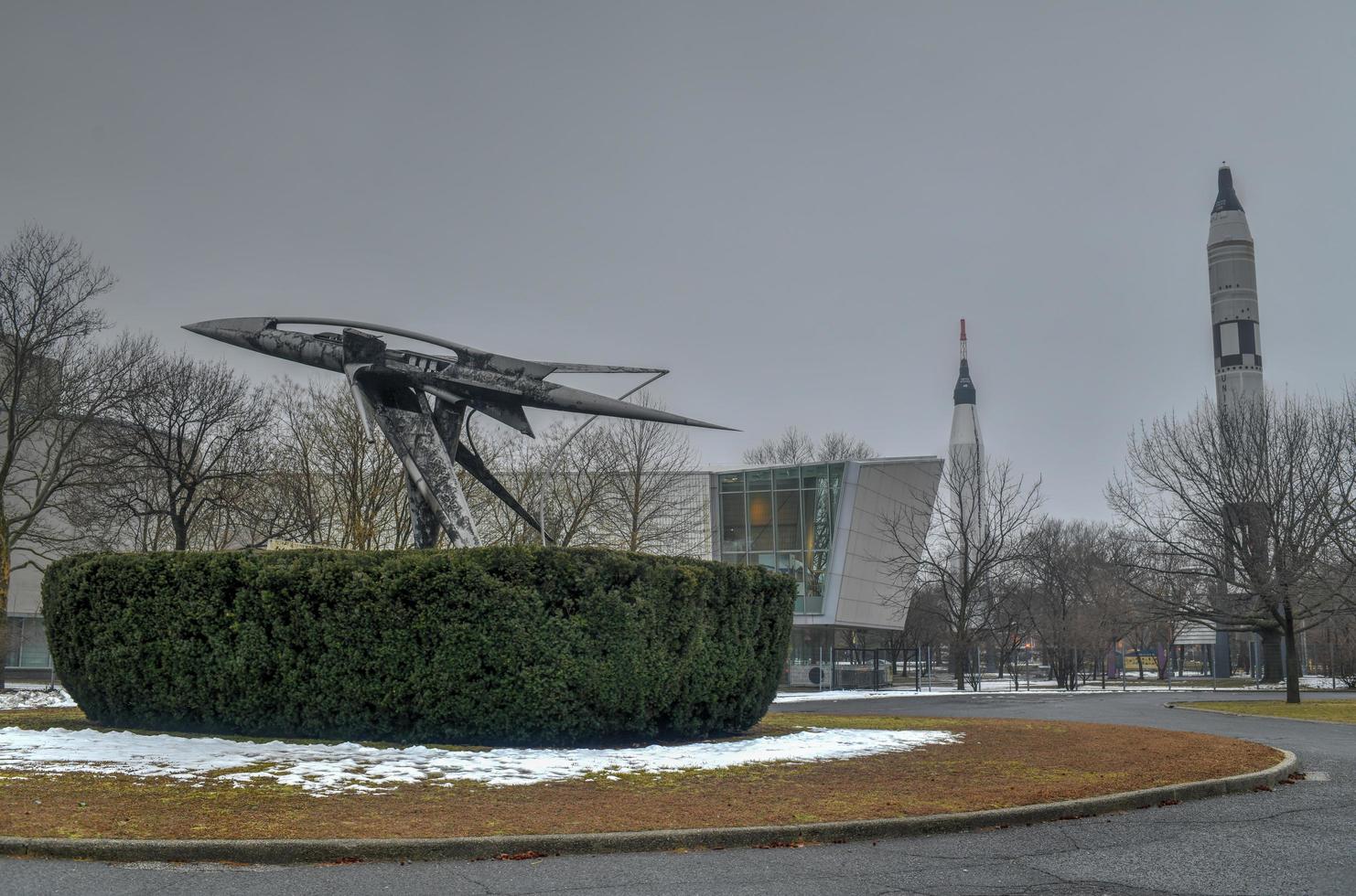 formes de sculpture en transit par theodore roszak à côté de hall of science in flushing. hall of science n'est qu'un centre scientifique et technologique pratique à new york, 2022 photo