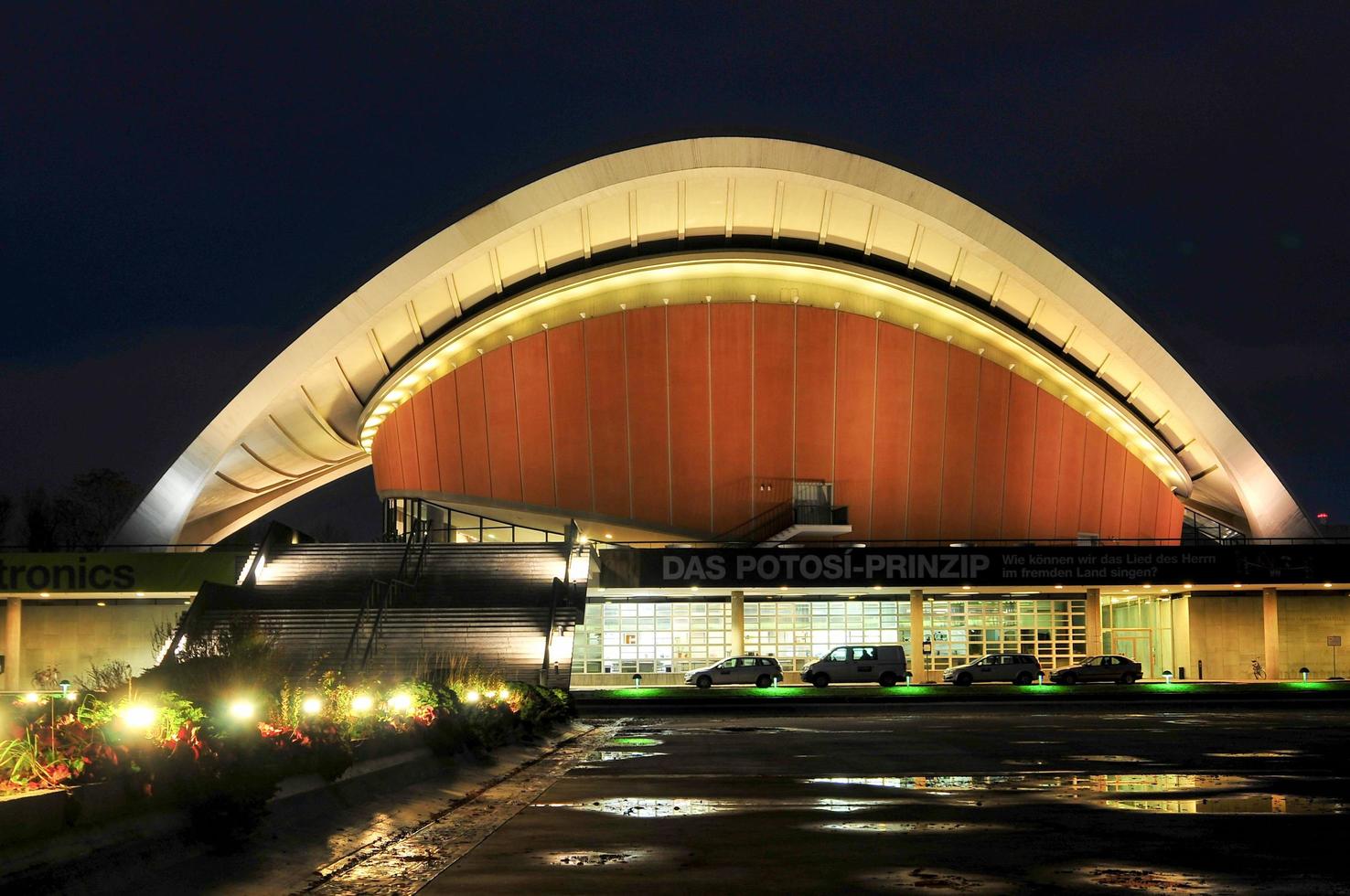 maison des cultures du monde à berlin, allemagne la nuit, 2022 photo