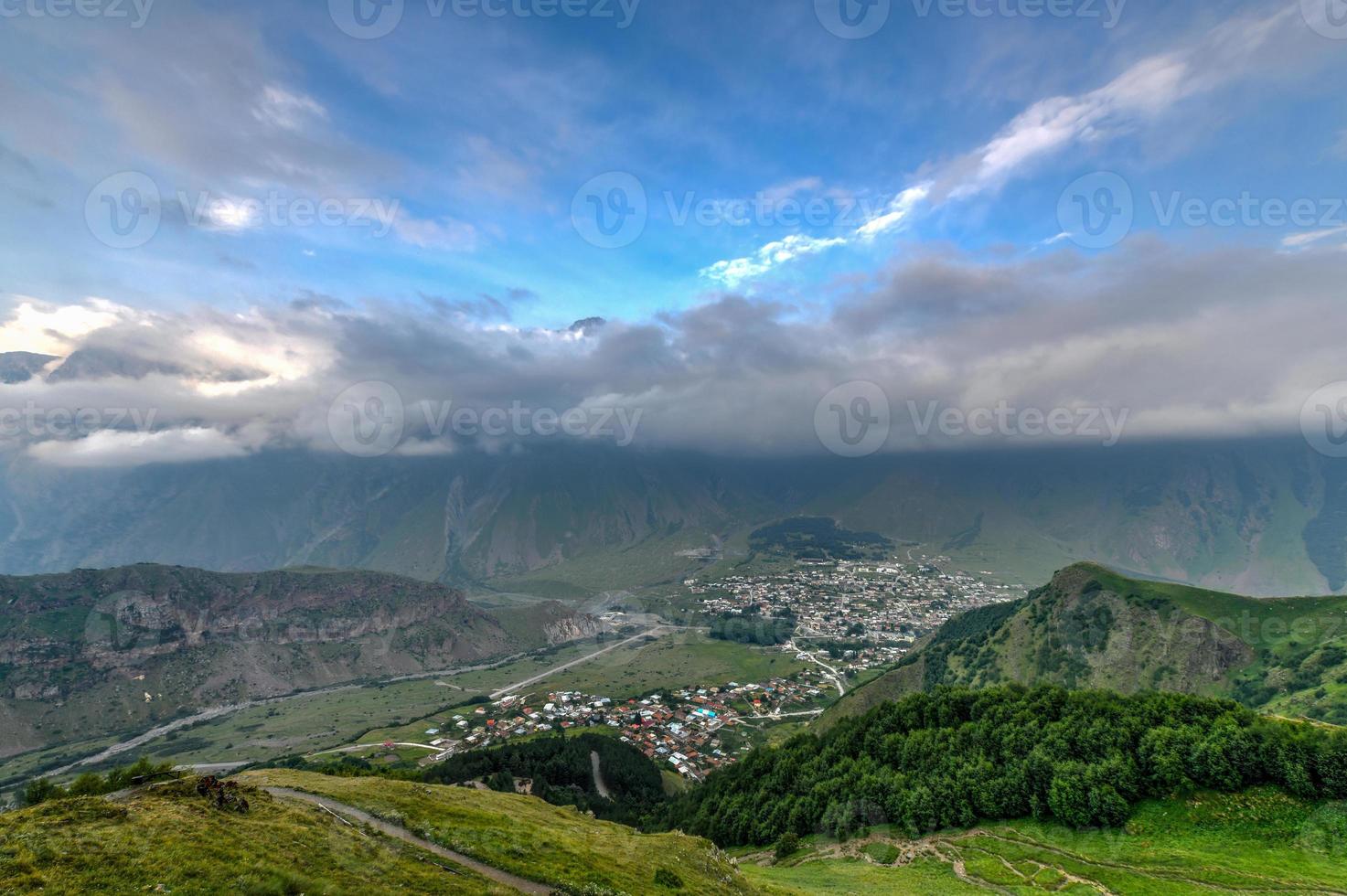 paysage vallonné près du village de gergeti en géorgie, sous le mont kazbegi. photo