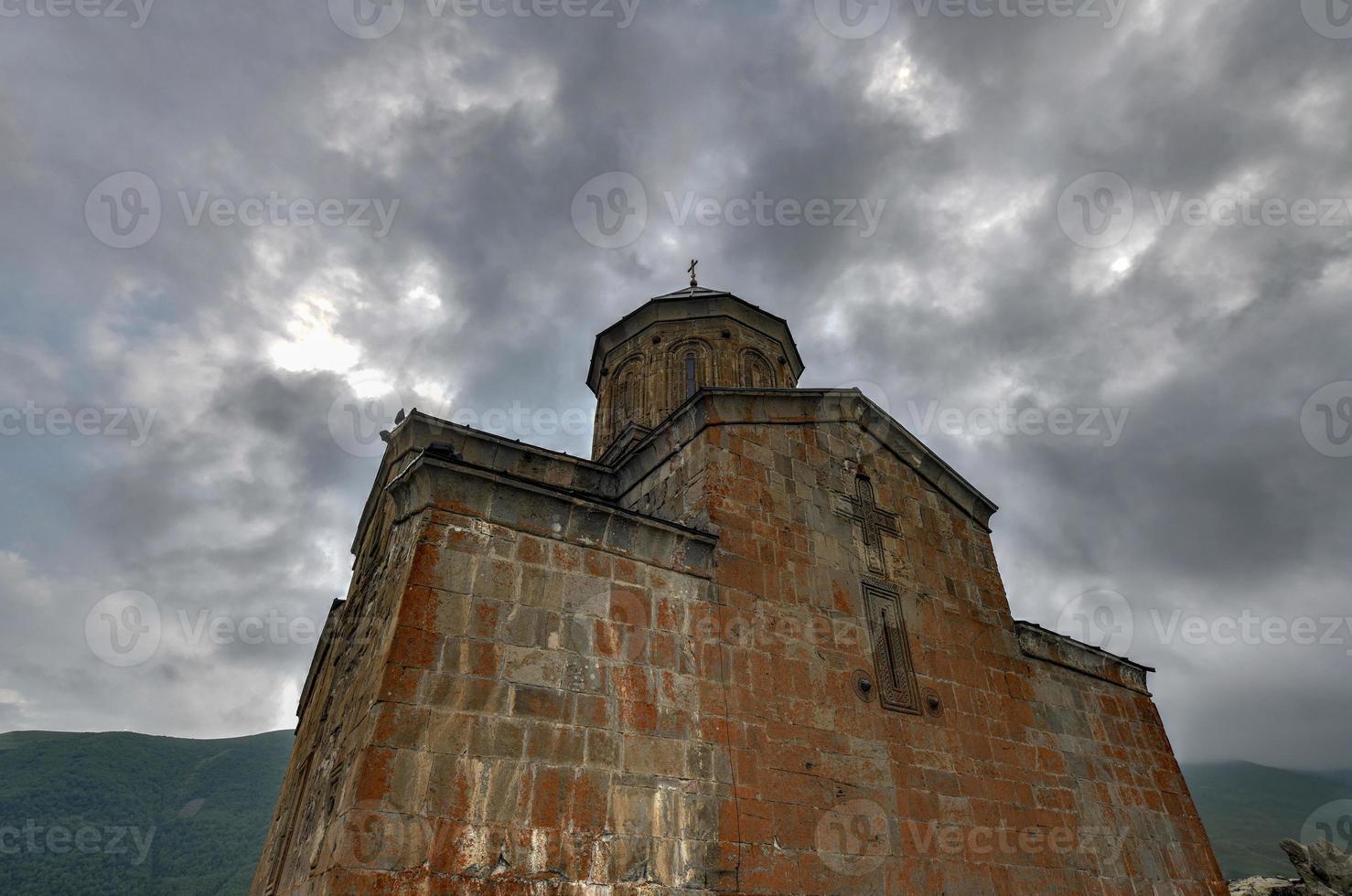 église de la trinité de gergeti, église de la sainte trinité près du village de gergeti en géorgie, sous le mont kazbegi. photo