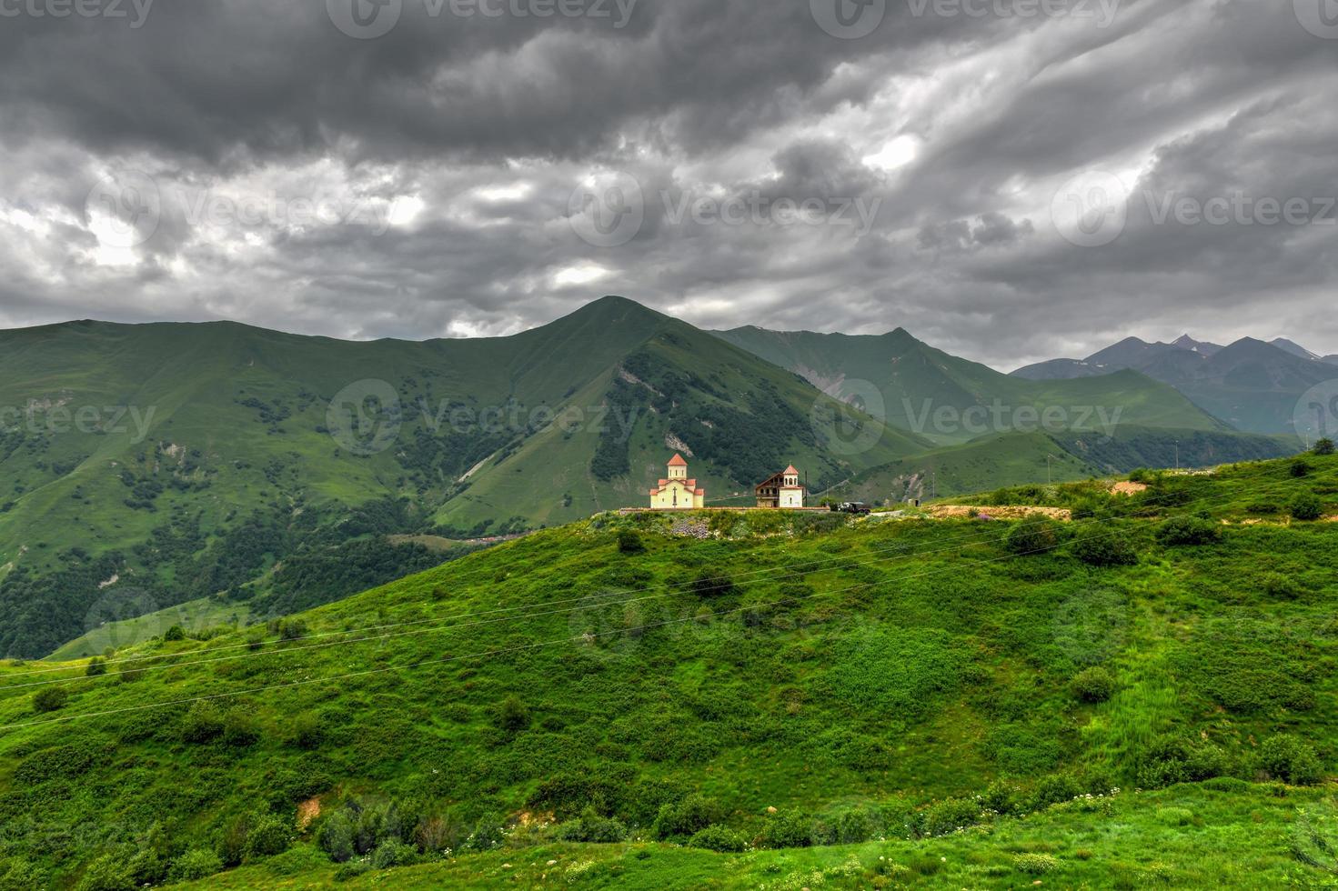 église amaglebis dans le paysage de montagne verdoyant de ganisi, géorgie. photo