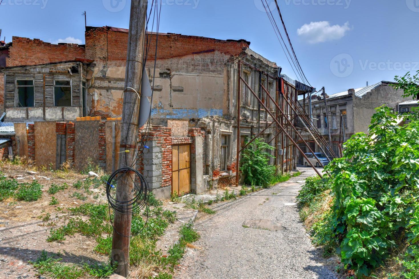 balcons et rues de la vieille ville de tbilissi en géorgie. photo