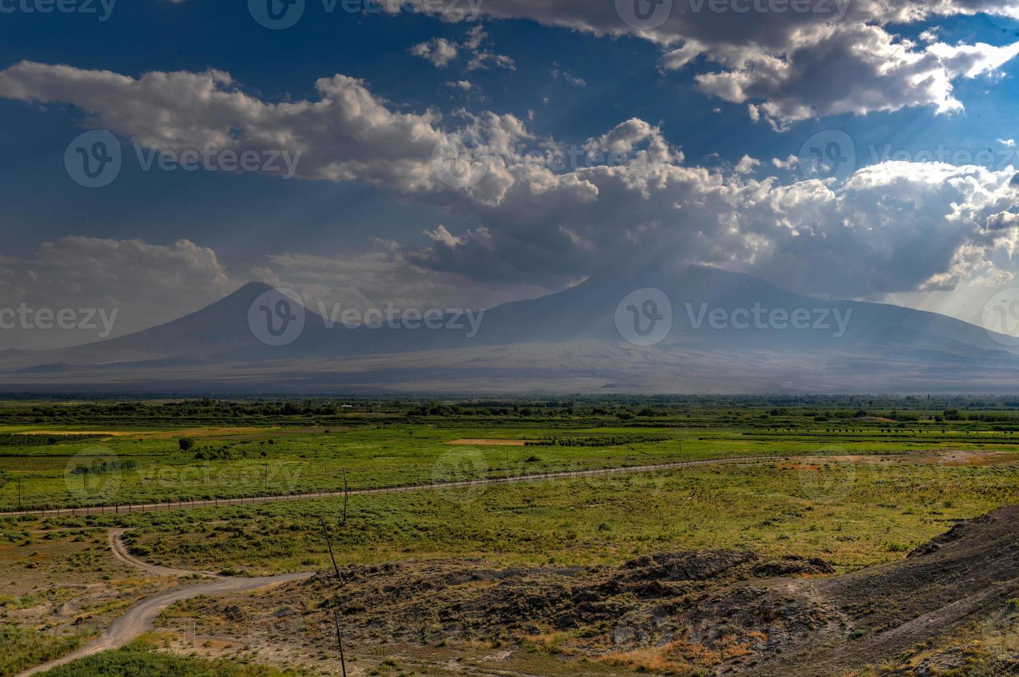 panorama du paysage arménien et du mont ararat près de la frontière turque. photo