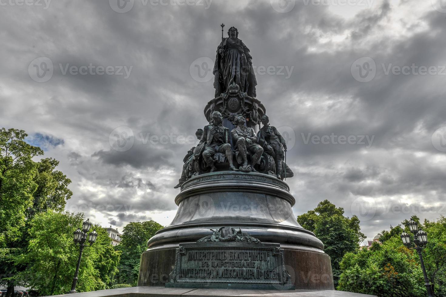 monument à catherine la grande dans le parc catherine à saint-pétersbourg, russie photo