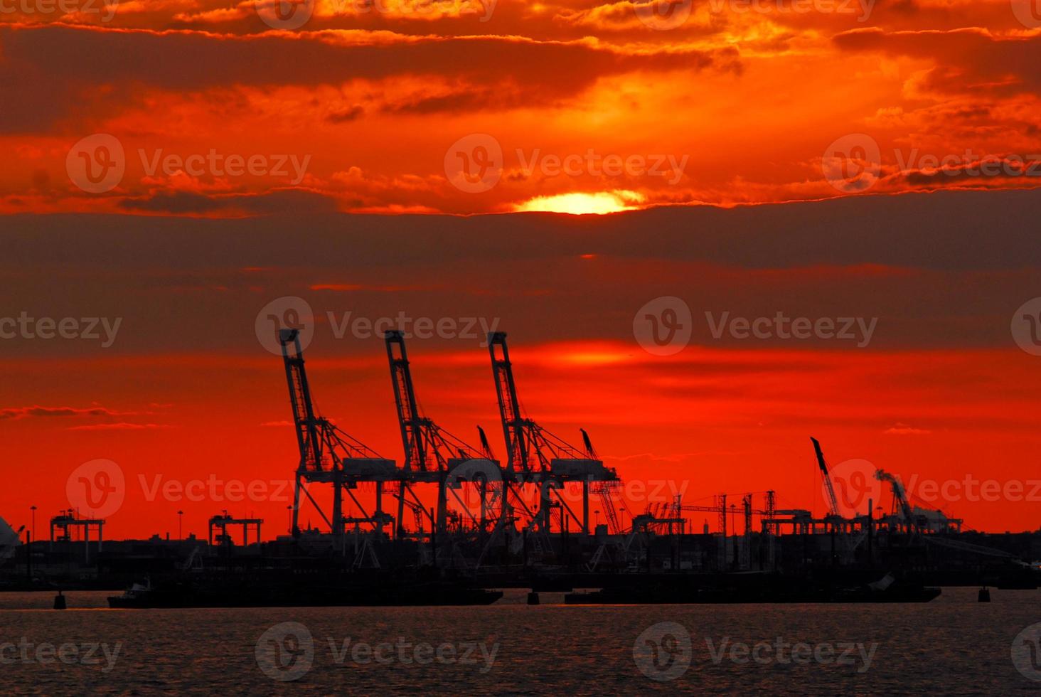 port de new york au coucher du soleil photo
