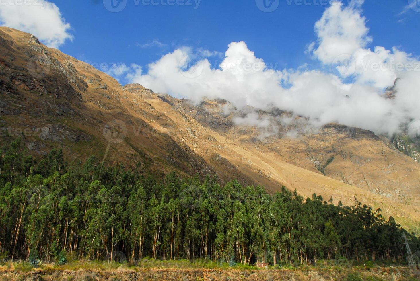 vue sur le chemin entre cusco et machu picchu, pérou photo