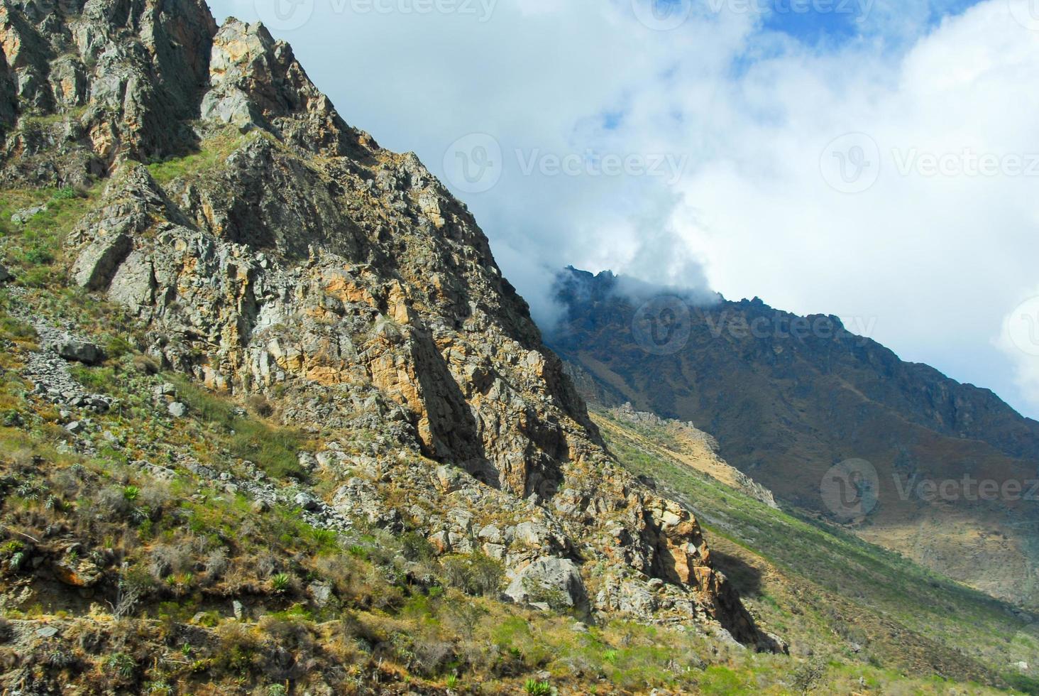 vue sur le chemin entre cusco et machu picchu, pérou photo