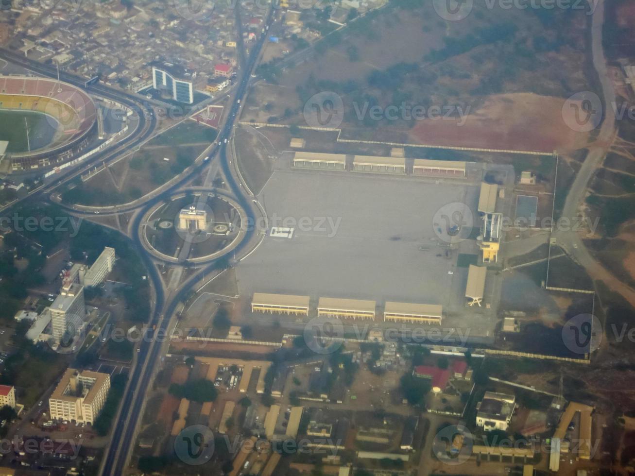 vue aérienne de la place de l'indépendance - accra, ghana photo