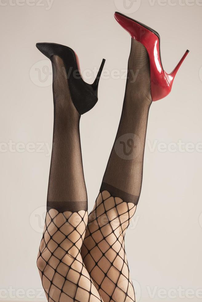 jambes féminines avec différents types de talons hauts photo