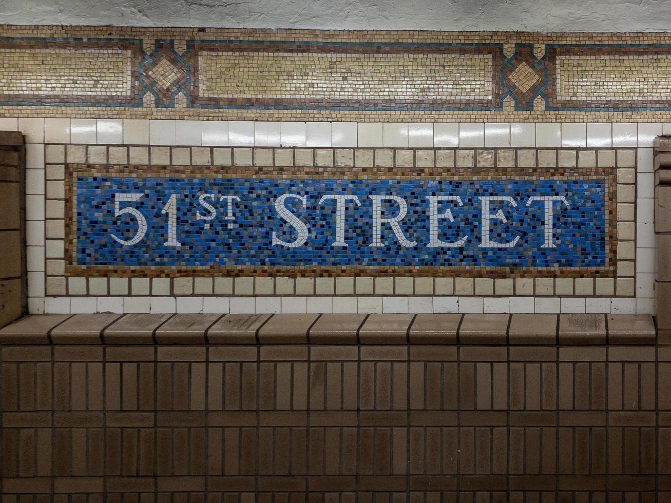 new york city - 28 février 2019 - panneau indiquant la station de métro 51st street le long du métro new york city. photo