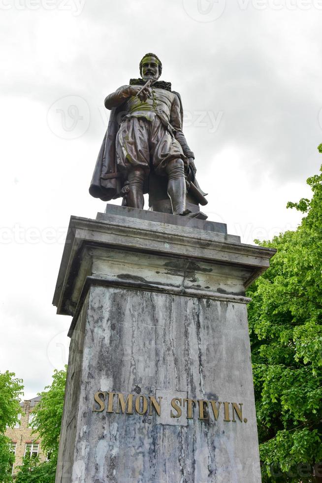 statue en bronze de simon stevin, mathématicien et physicien, bruges, belgique photo