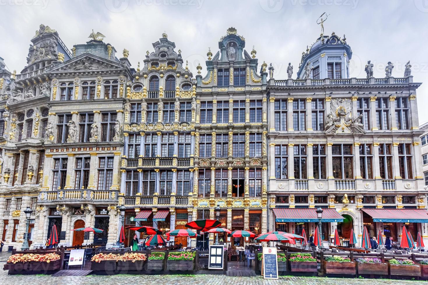 la grand place un jour nuageux à bruxelles, belgique photo