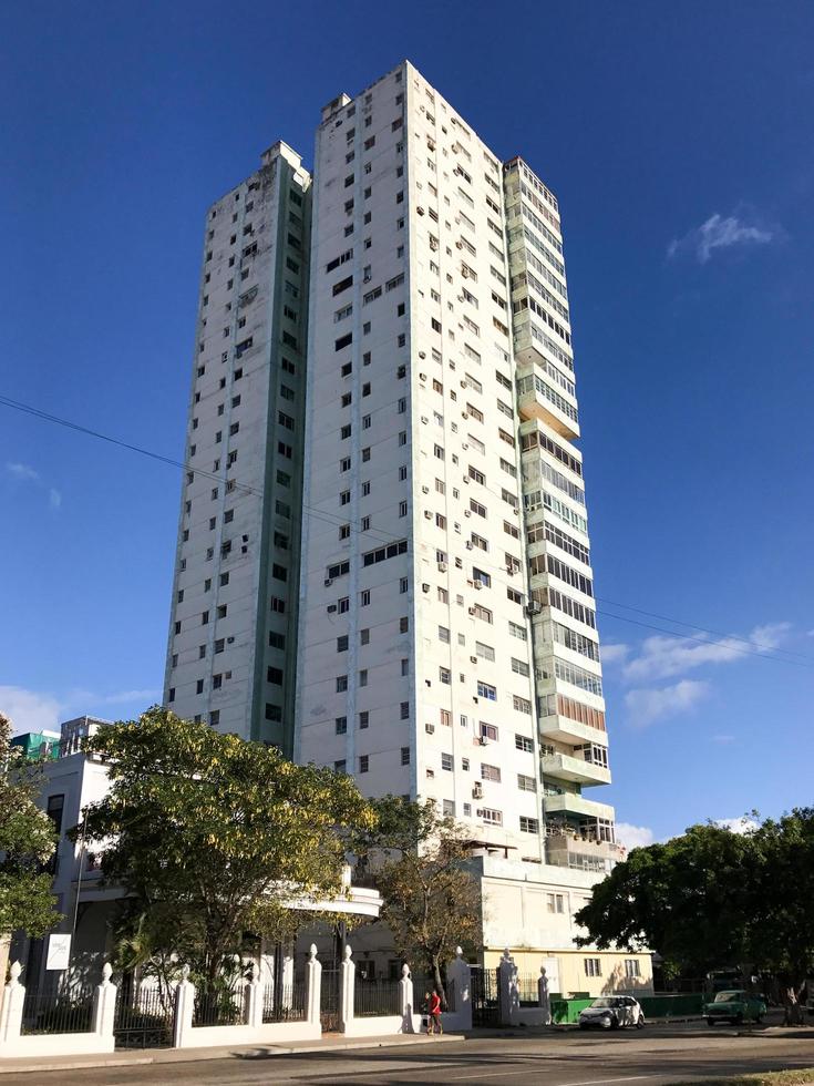 une tour d'appartements typique dans le quartier vedado de la havane, cuba, 2022 photo