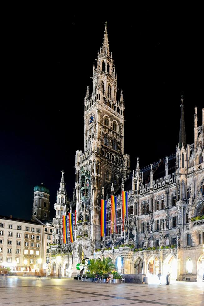 munich, allemagne - 9 juillet 2021 - panorama nocturne de la marienplatz et de l'hôtel de ville de munich à munich, allemagne photo