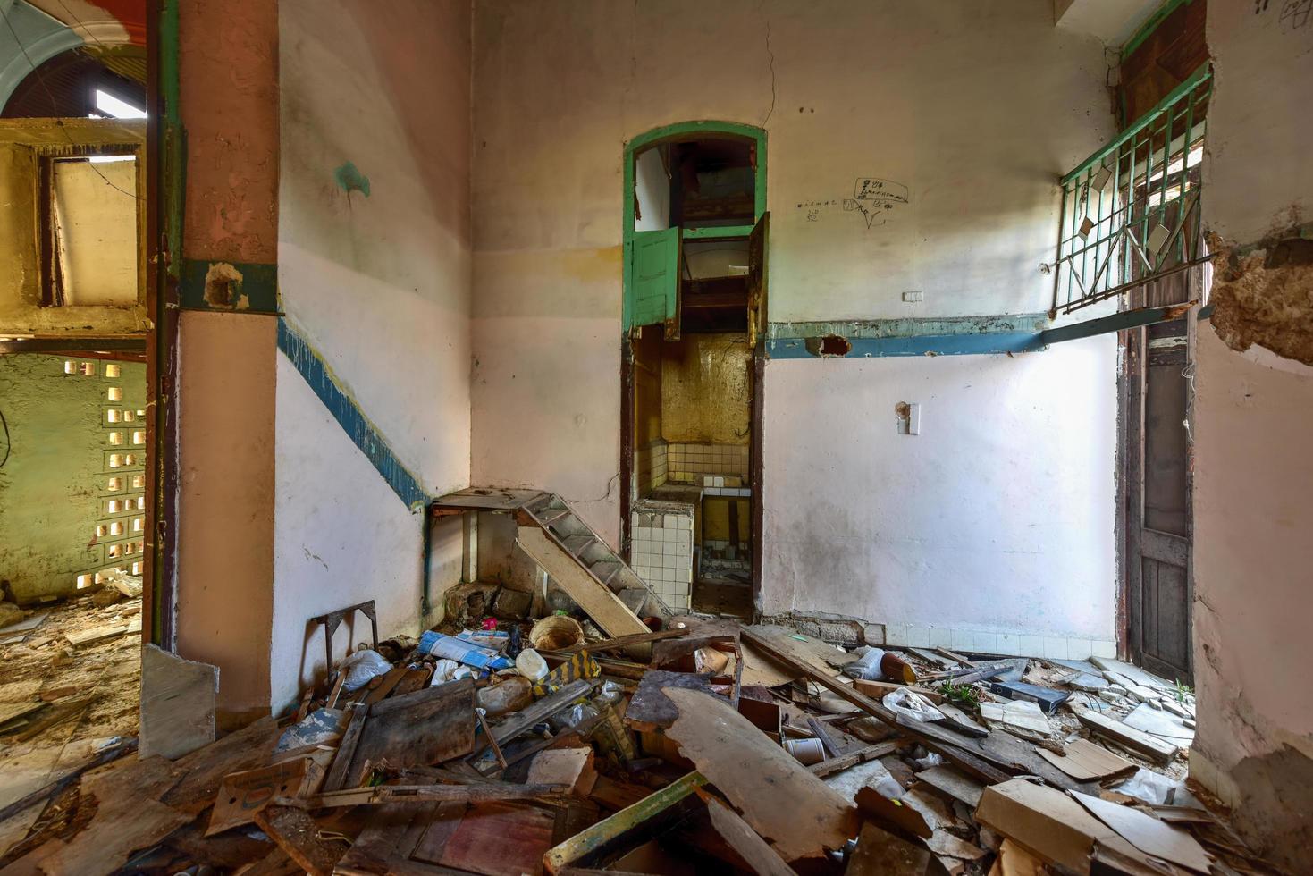 ancien bâtiment en train de s'effondrer dans le vieux quartier de la havane à la havane, cuba. photo