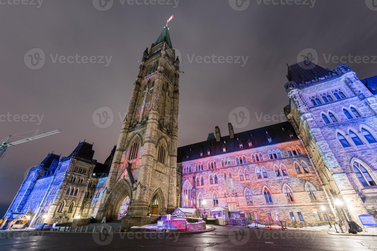 spectacle de lumière des fêtes d'hiver projeté la nuit sur la maison du parlement canadien pour célébrer le 150e anniversaire du canada à ottawa, canada. photo