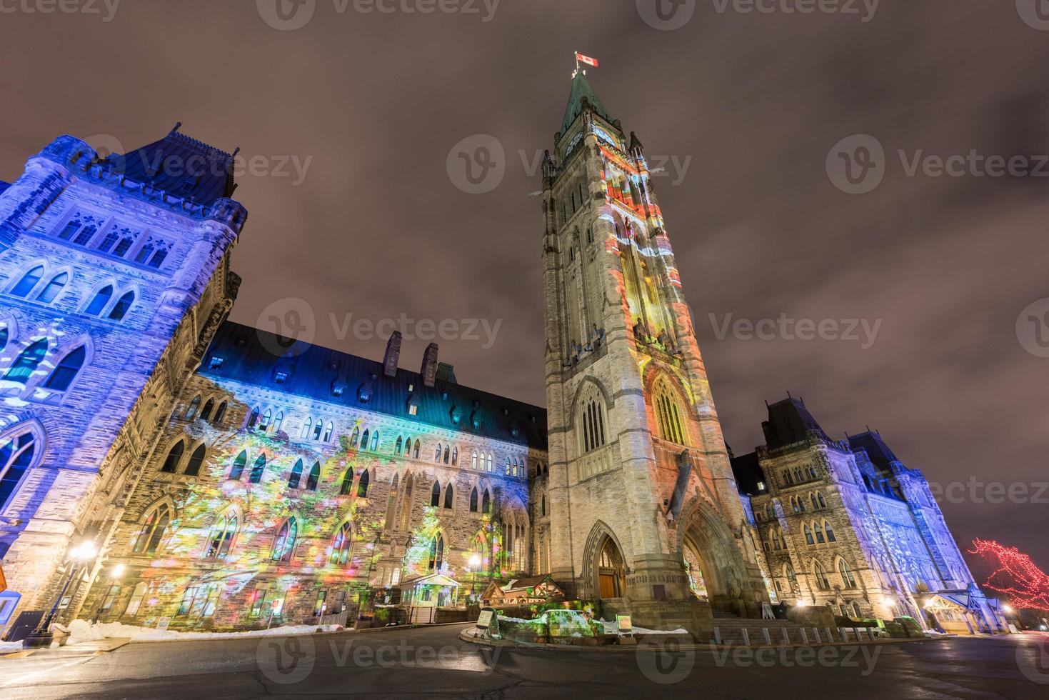 spectacle de lumière des fêtes d'hiver projeté la nuit sur la maison du parlement canadien pour célébrer le 150e anniversaire du canada à ottawa, canada. photo
