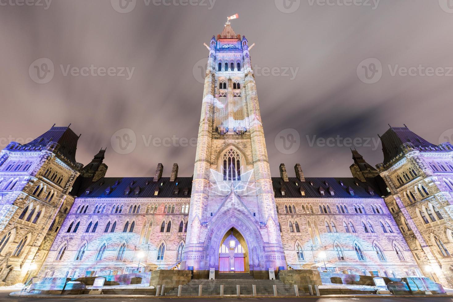 spectacle de lumière des fêtes d'hiver projeté la nuit sur le parlement canadien pour célébrer le 150e anniversaire de la confédération du canada à ottawa, canada. photo