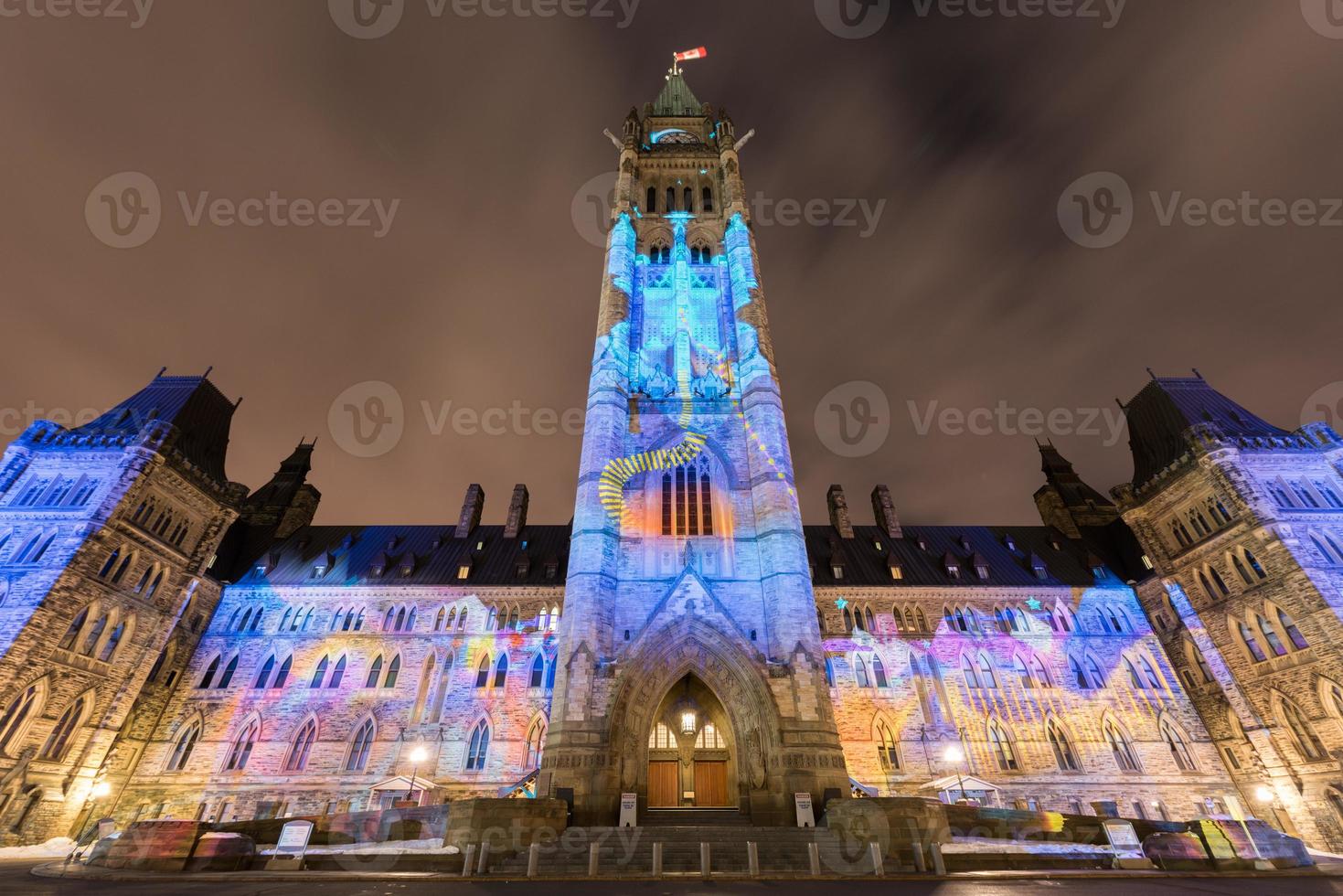 spectacle de lumière des fêtes d'hiver projeté la nuit sur le parlement canadien pour célébrer le 150e anniversaire de la confédération du canada à ottawa, canada. photo