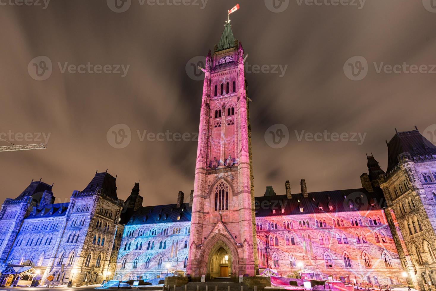 spectacle de lumière des fêtes d'hiver projeté la nuit sur la maison du parlement canadien pour célébrer le 150e anniversaire du canada à ottawa, canada. photo