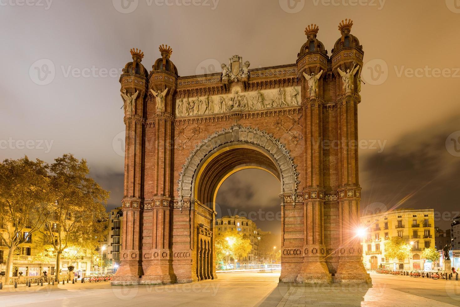 l'arc de triomphe la nuit à barcelone, espagne. photo