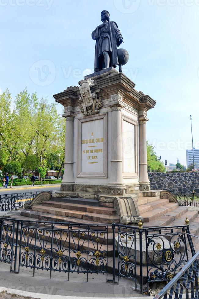 monument à christophe colomb commémorant les 400 ans de la découverte de l'amérique le long de la rue buenavista à mexico, mexique. photo