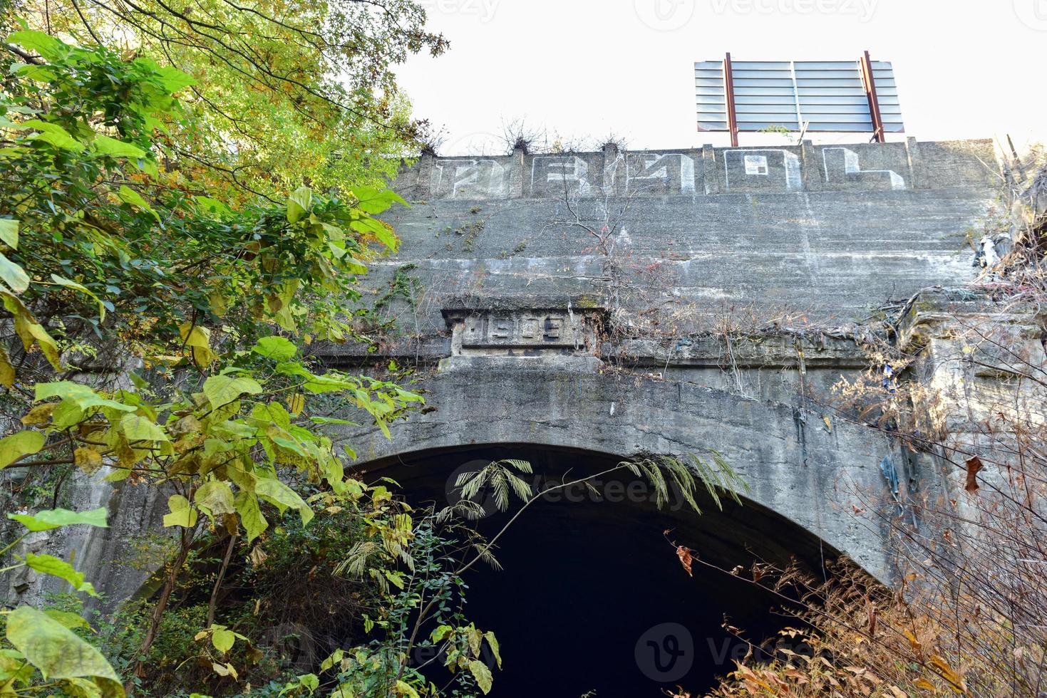 tunnel ferroviaire de 1909 passant par les arches de bergen de jersey city, new jersey. photo