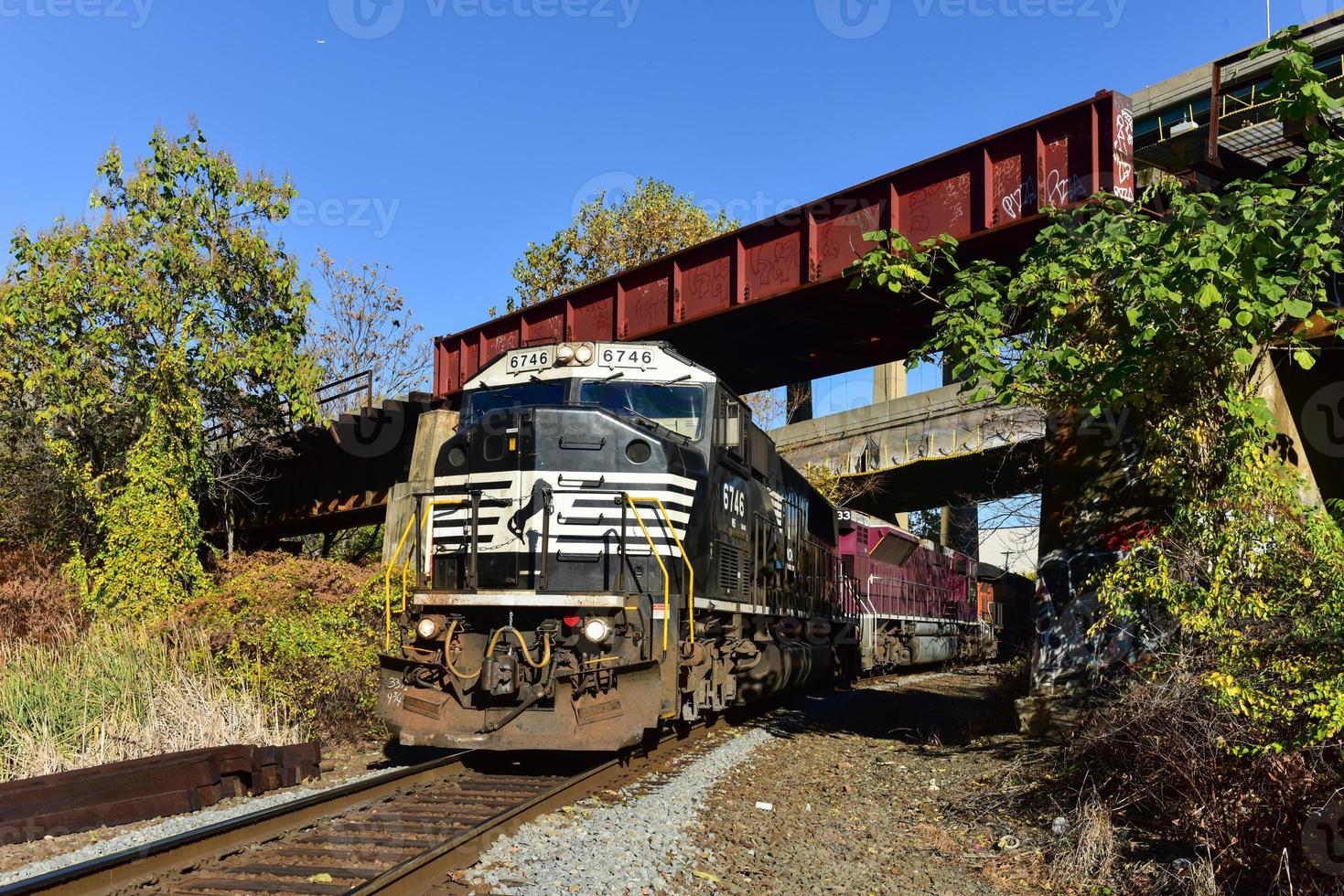 train de marchandises passant sous le pont à jersey city, new jersey. photo