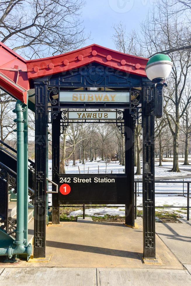 mta 242 street station van cortlandt park dans le métro de new york. c'est le terminus de la ligne de train 1 dans le bronx. photo