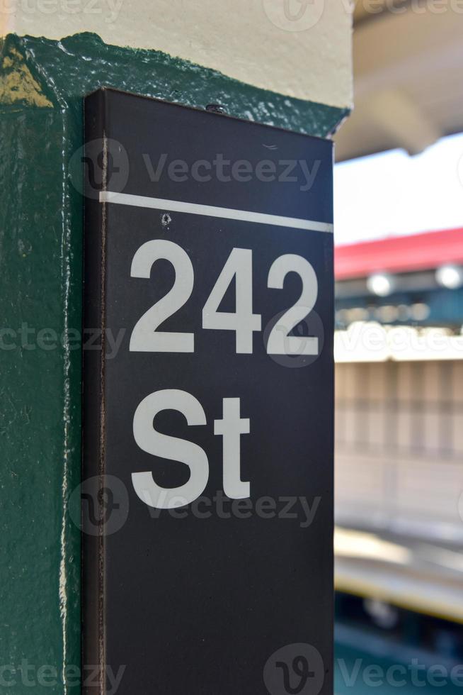 mta 242 street station van cortlandt park dans le métro de new york. c'est le terminus de la ligne de train 1 dans le bronx. photo