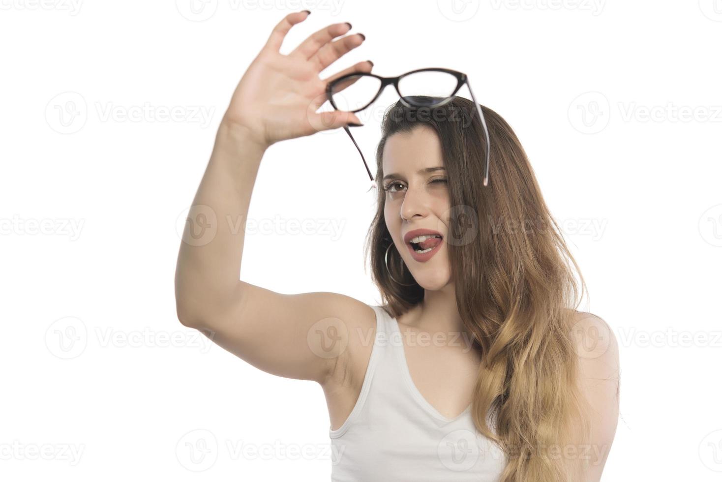 belle jeune femme tenant des lunettes photo