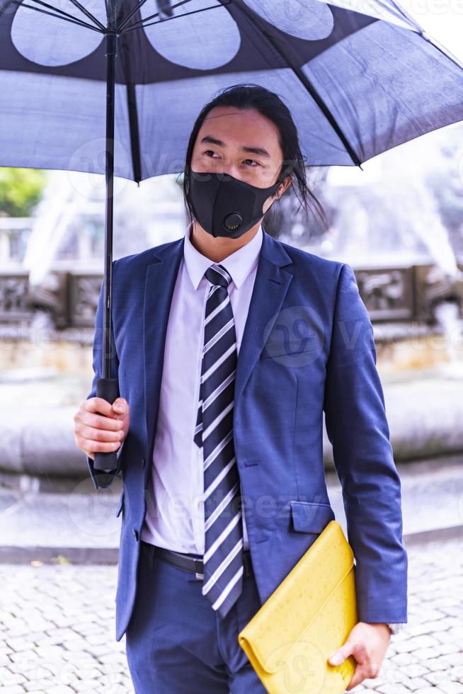 joyeux homme d'affaires asiatique en tenue de soirée dans la ville photo