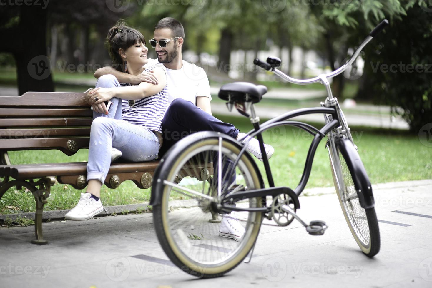 couple de touristes s'amusant à marcher dans la rue de la ville en vacances - amis heureux riant ensemble en vacances - concept de personnes et de vacances photo