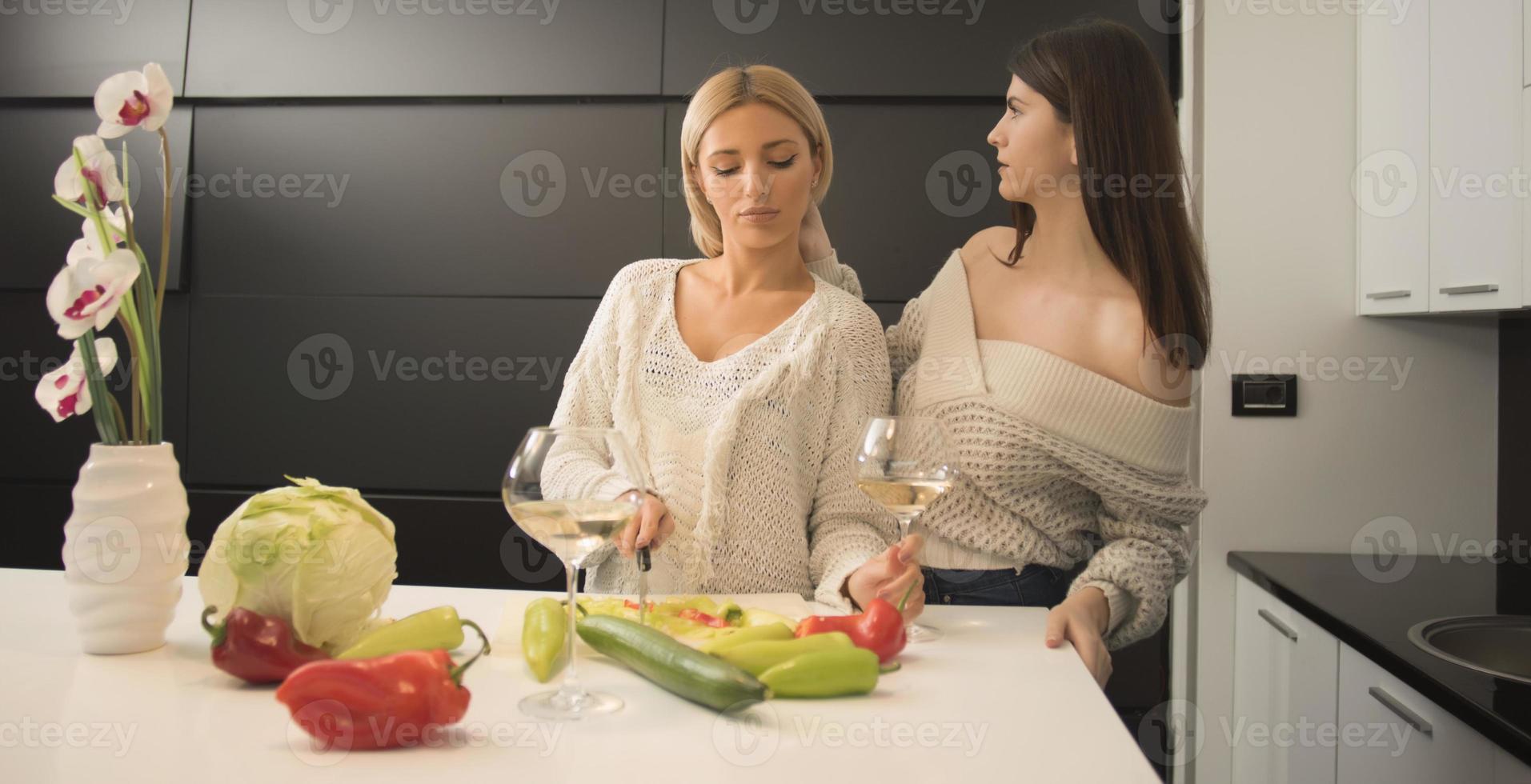 un jeune couple de lesbiennes sexy profitant de moments intimes dans une atmosphère détendue photo