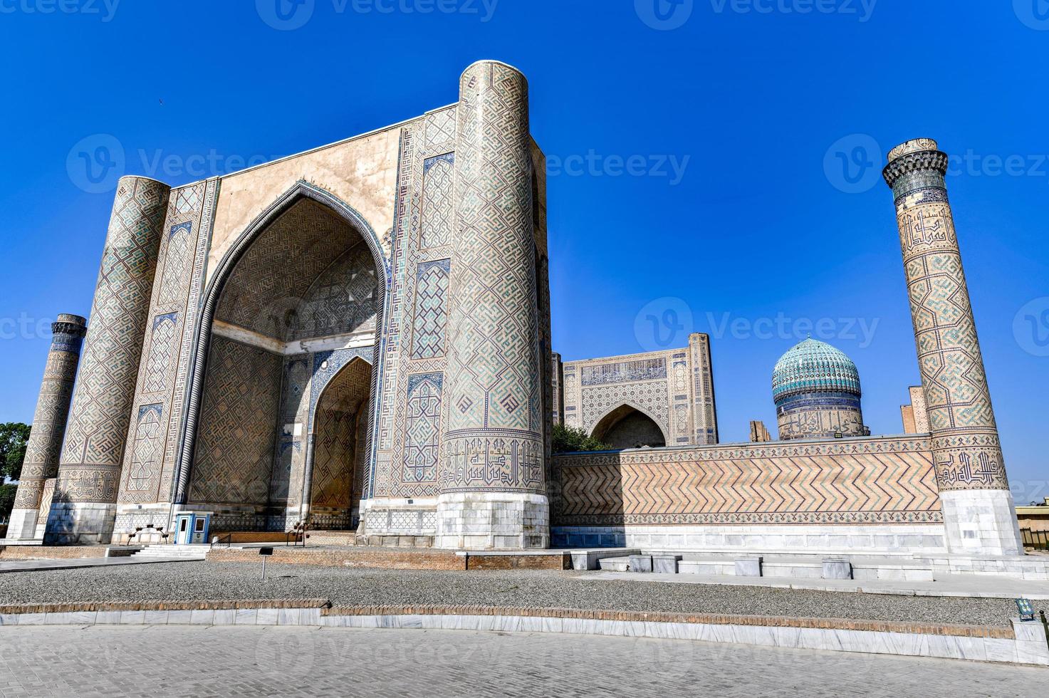 mosquée bibi khanym à samarcande, ouzbékistan. au XVe siècle, c'était l'une des plus grandes et des plus magnifiques mosquées du monde islamique. photo