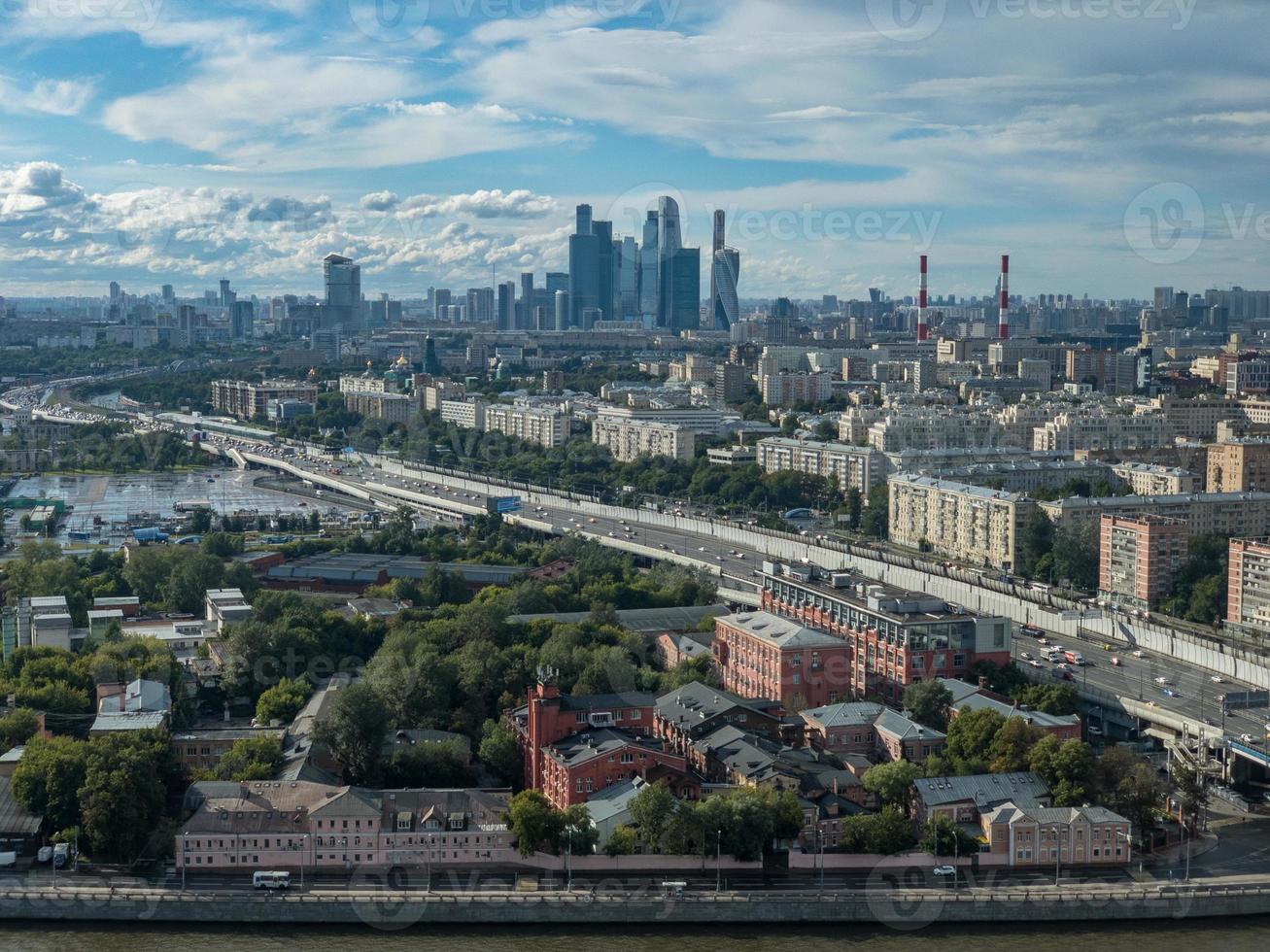 vue aérienne des toits de la ville à moscou, russie pendant la journée. photo