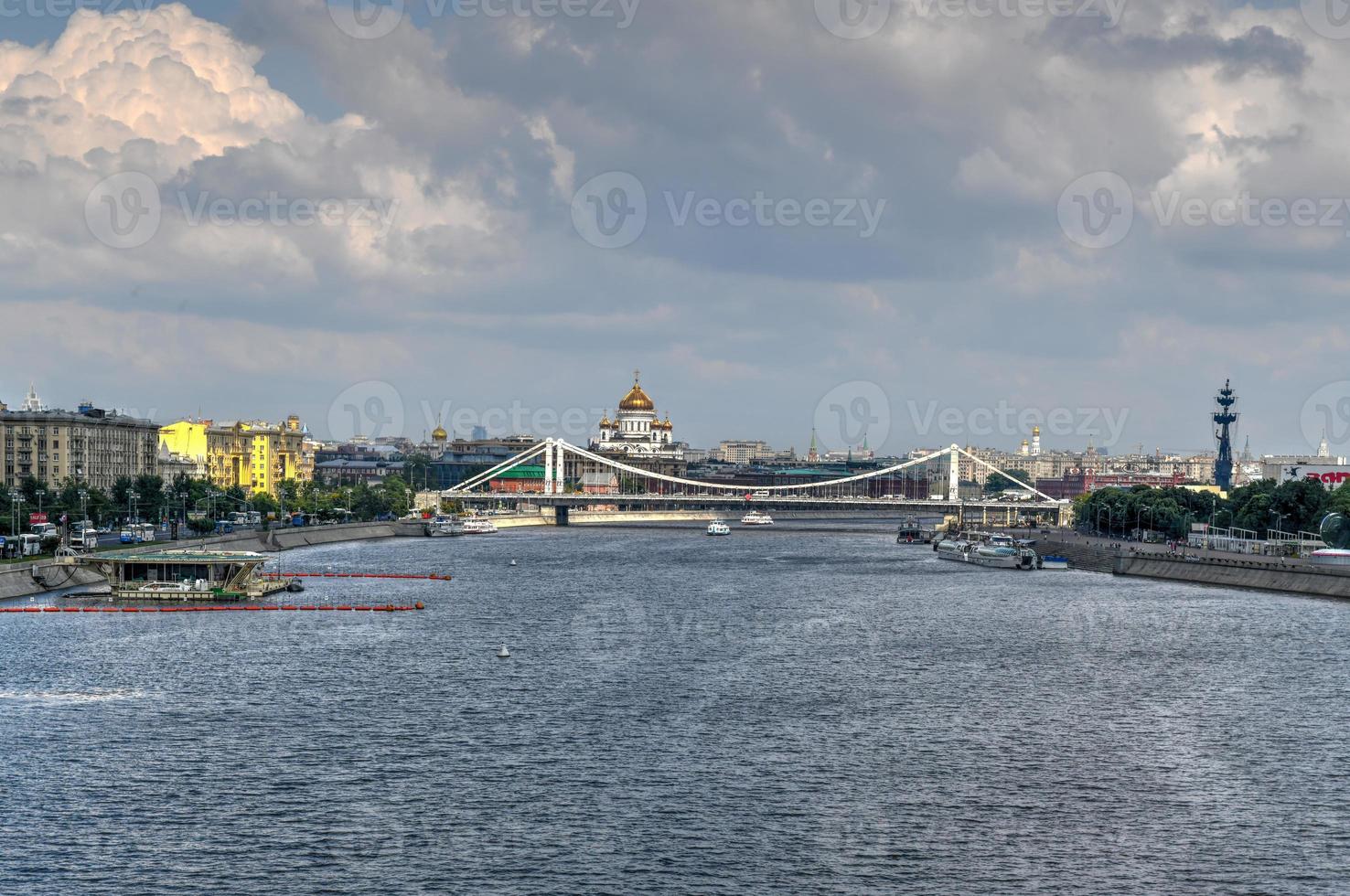 cathédrale du christ sauveur sur les rives de la rivière moskva à moscou, en russie. photo