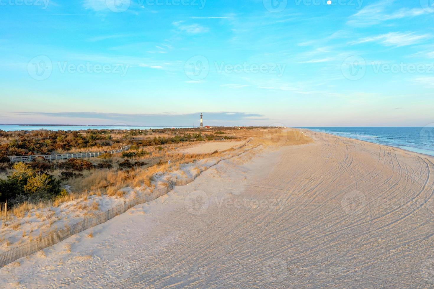 le phare de fire island au coucher du soleil sur long island, new york. photo