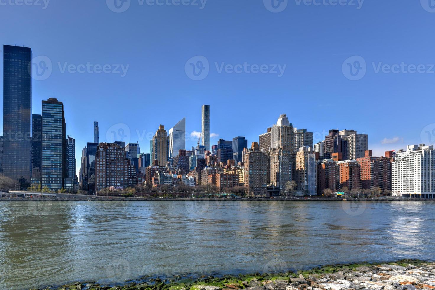 vue sur le centre-ville est de manhattan depuis l'île de roosevelt à new york. photo