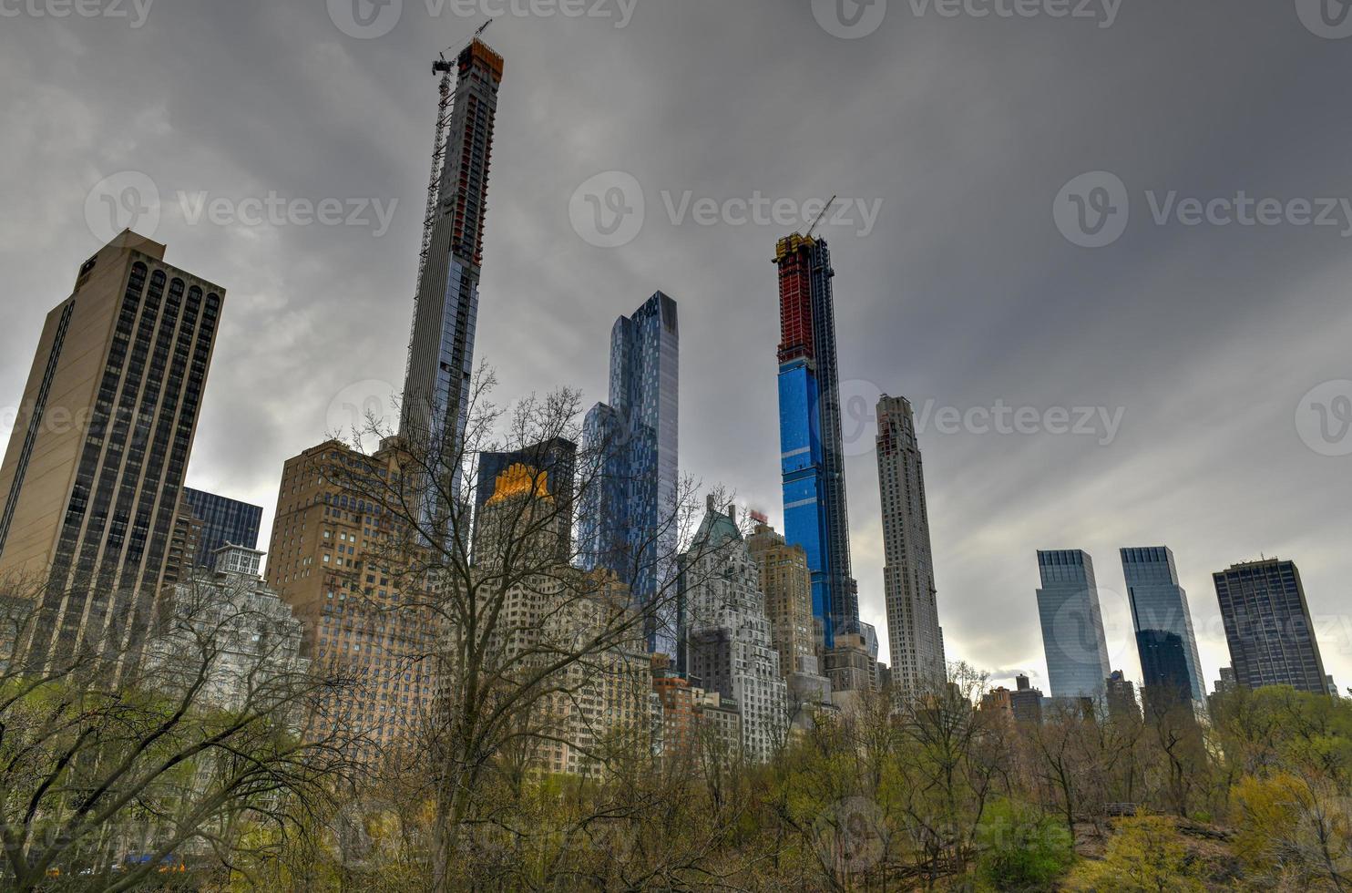 gratte-ciel le long de Central Park South. également connu sous le nom de rangée de milliardaires à new york. photo