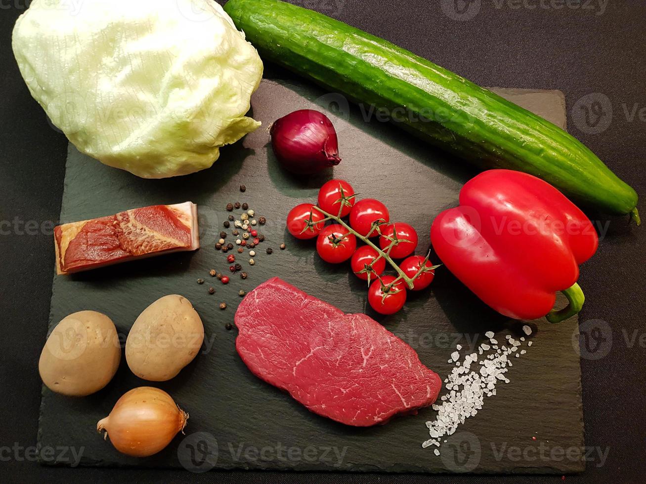 un steak de boeuf fraîchement frit de la poêle avec de délicieux ingrédients photo