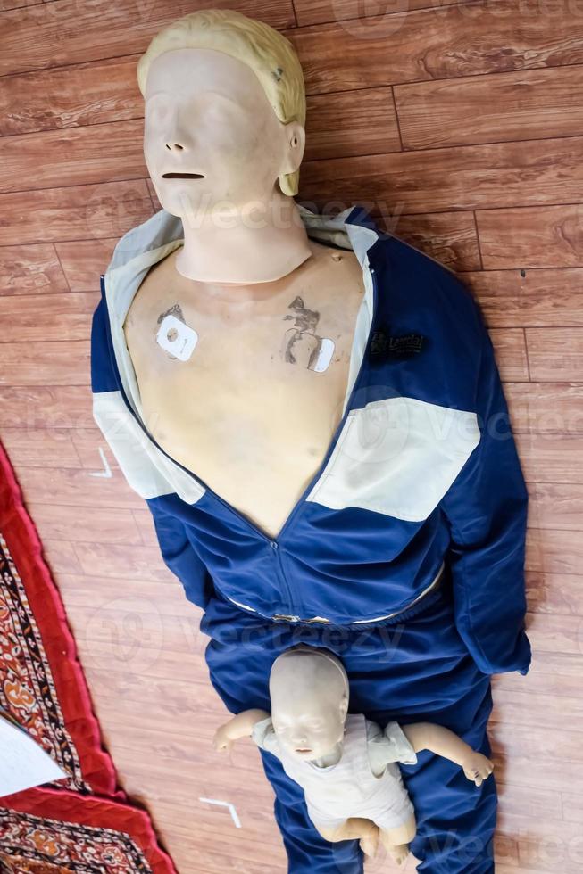 le mannequin humain se trouve sur le sol pendant la formation aux premiers secours - réanimation cardiopulmonaire. cours de secourisme sur mannequin de cpr, concept de formation de secourisme en cpr photo
