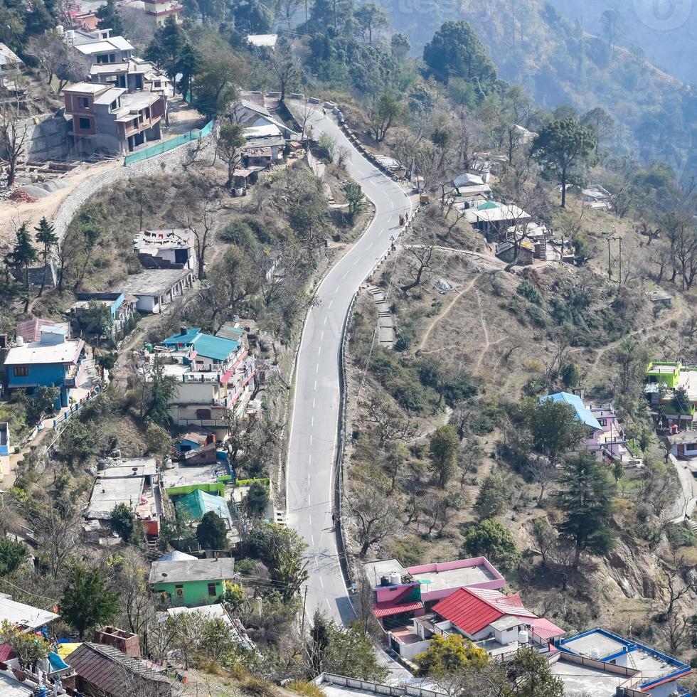 vue aérienne de dessus des véhicules de circulation roulant sur les routes de montagne à nainital, uttarakhand, inde, vue depuis le sommet de la montagne pour le mouvement des véhicules de circulation photo