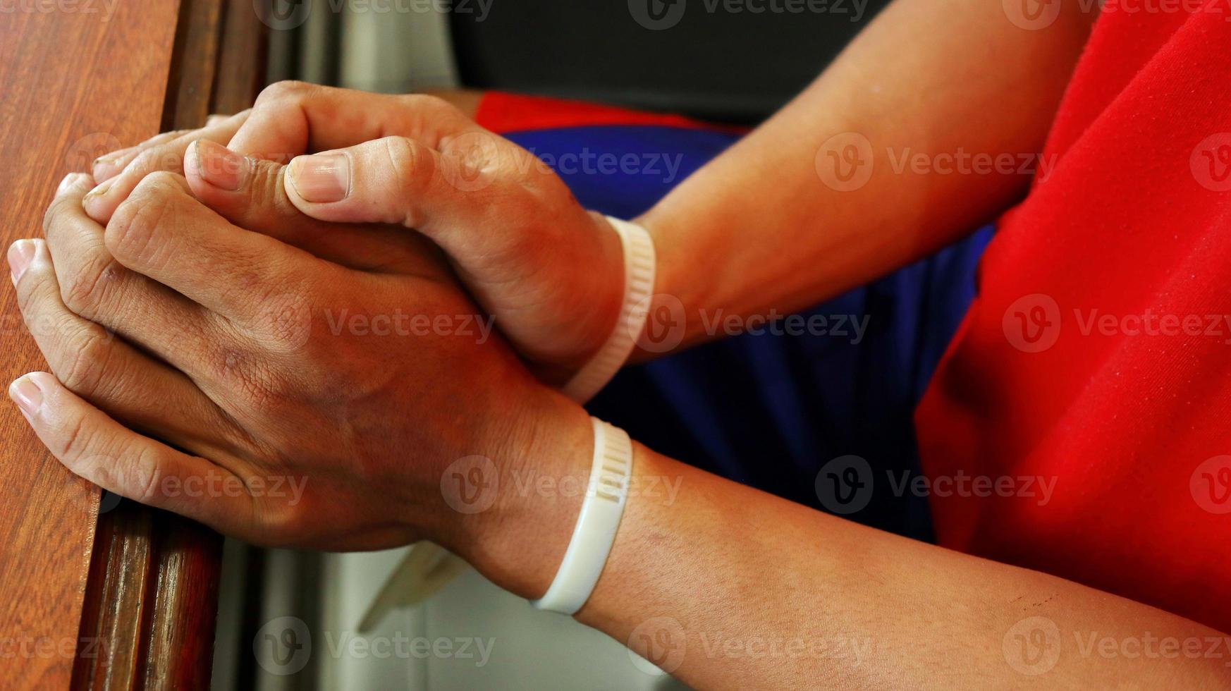 homme menotté les mains. prisonnier ou arrêté. photo