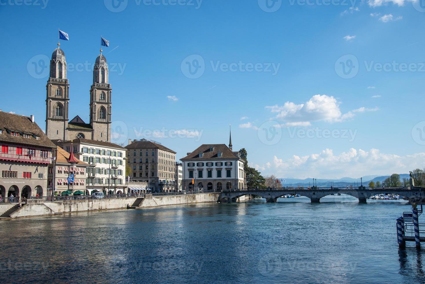 Zurich, Suisse-17 avril 2018- vue de linderholf la vieille ville de zurich sur la rivière limmat et la cathédrale frauenmunster, suisse photo